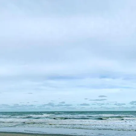 In By Scenic Beaches شقة